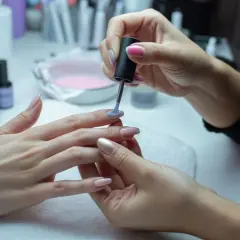 Jak zrobić manicure tytanowy w domu – proste kroki i najlepsze produkty