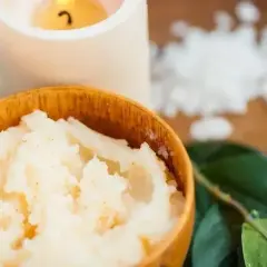 Jak wybrać najlepszy peeling do cery dojrzałej? Porady i polecane składniki