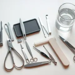 Jak skutecznie zdezynfekować przybory do manicure w domu – bezpieczne metody