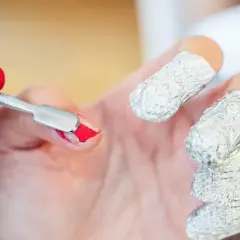 Jak bezpiecznie usunąć manicure hybrydowy w domu bez uszkodzenia paznokci