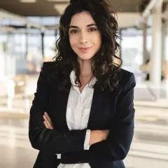 Jaka fryzura do garnituru damskiego, aby wyglądać elegancko i profesjonalnie?