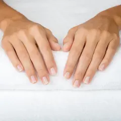 Ile trwa manicure japoński? Sprawdź, jak długo zajmuje cały zabieg i etapy