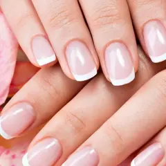 Ile kosztuje manicure francuski i jak uniknąć przepłacania za usługę