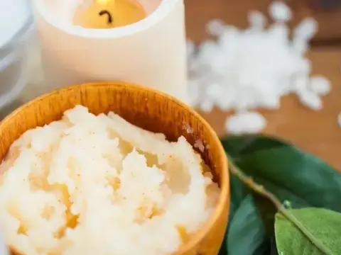 Jak wybrać najlepszy peeling do cery dojrzałej? Porady i polecane składniki