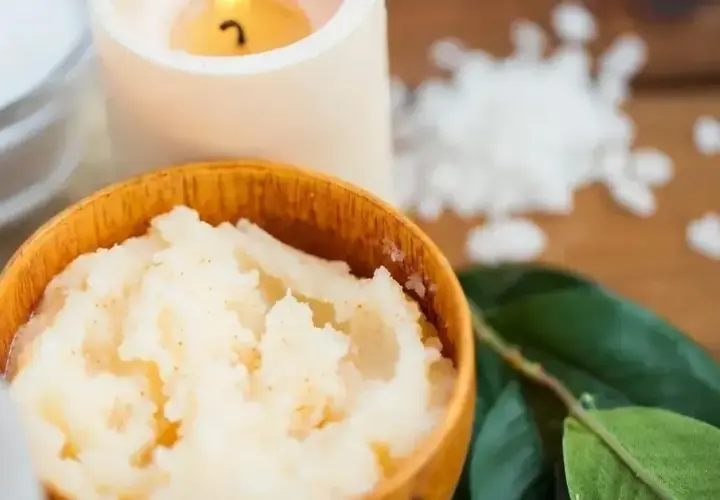 Jak wybrać najlepszy peeling do cery dojrzałej? Porady i polecane składniki