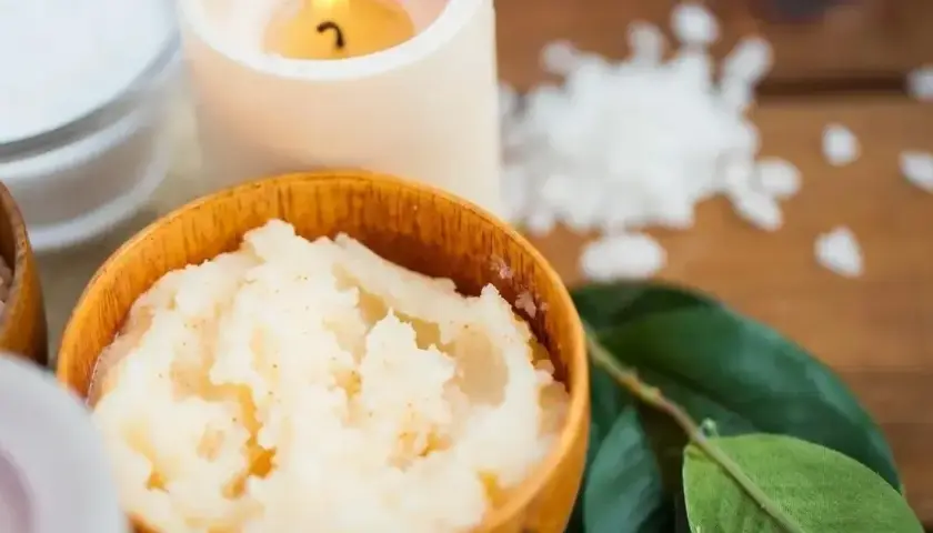 Jak wybrać najlepszy peeling do cery dojrzałej? Porady i polecane składniki