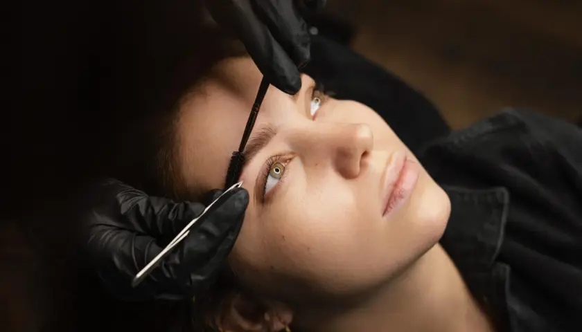 Czy smarować brwi po makijażu permanentnym? Oto, co musisz wiedzieć