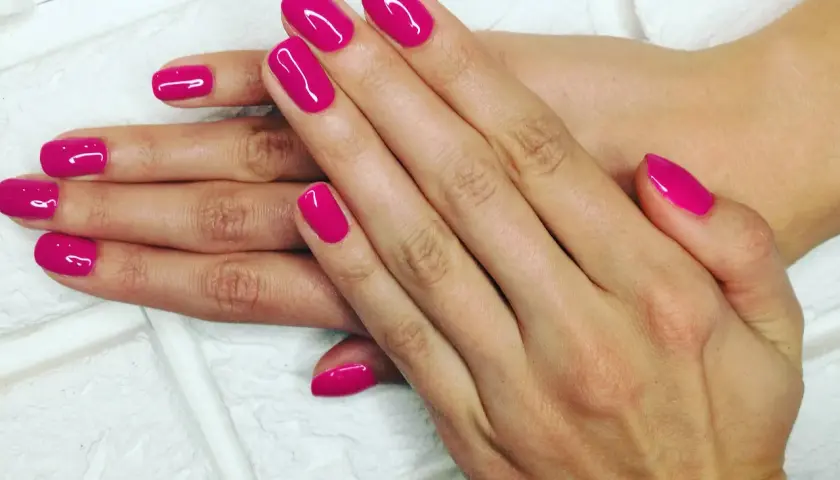 Ile kosztuje manicure hybrydowy z przedłużeniem i jak uniknąć przepłacania