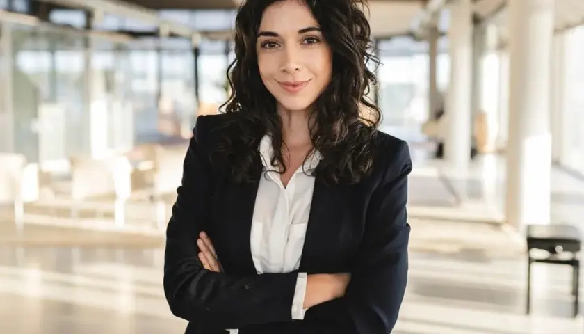 Jaka fryzura do garnituru damskiego, aby wyglądać elegancko i profesjonalnie?