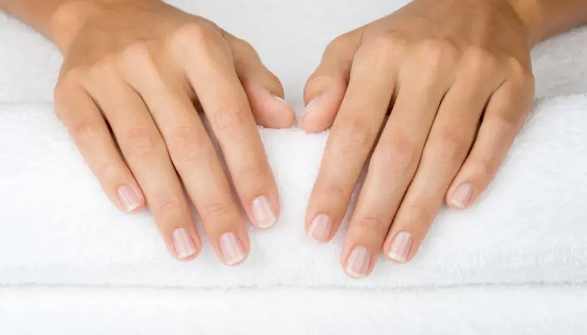 Ile trwa manicure japoński? Sprawdź, jak długo zajmuje cały zabieg i etapy