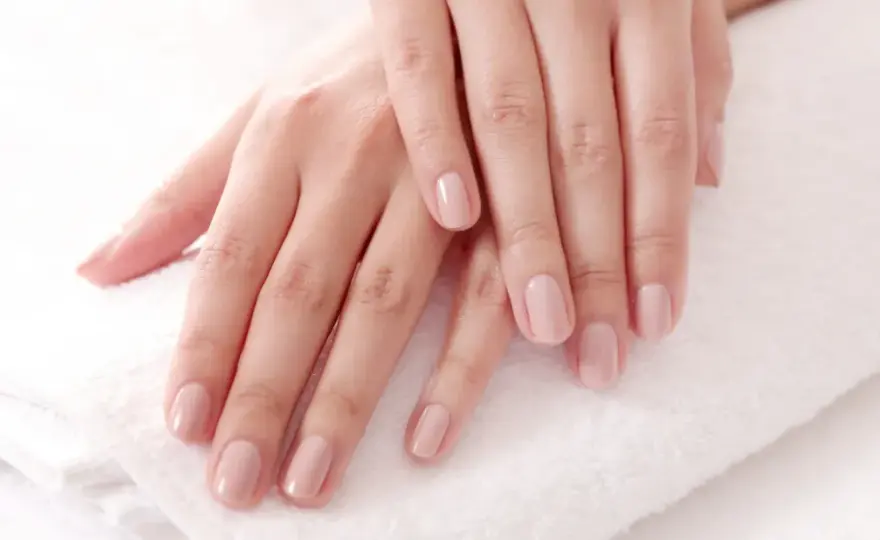 Jak bezpiecznie usunąć manicure japoński bez uszkodzenia paznokci