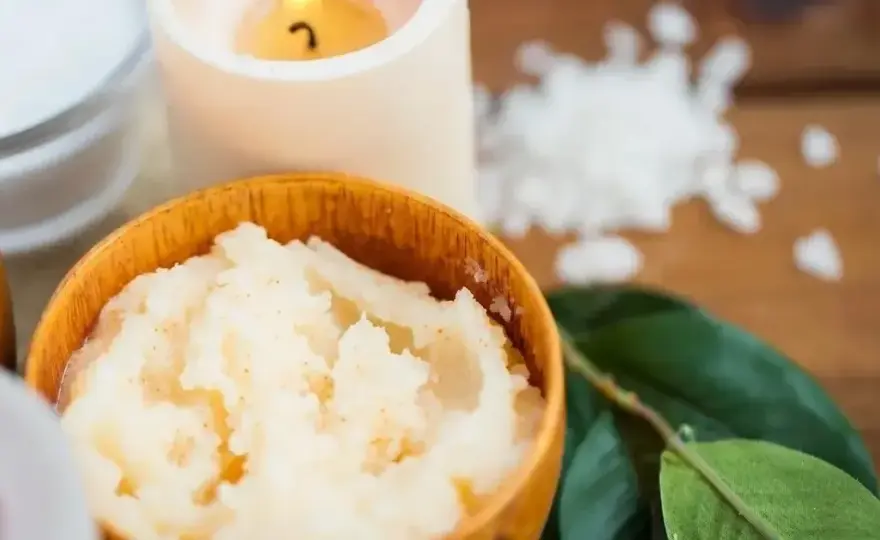 Jak wybrać najlepszy peeling do cery dojrzałej? Porady i polecane składniki