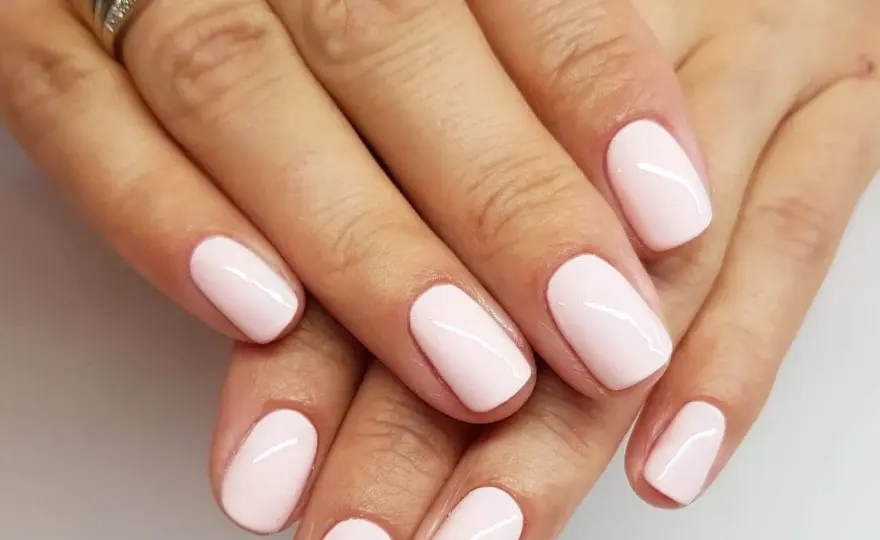 Manicure klasyczny co to jest i dlaczego warto go wypróbować w domu