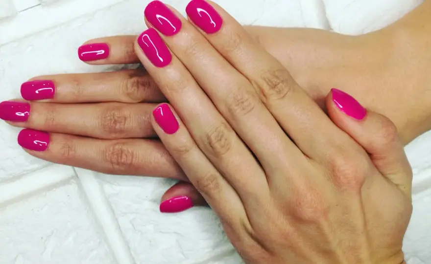 Ile kosztuje manicure hybrydowy z przedłużeniem i jak uniknąć przepłacania