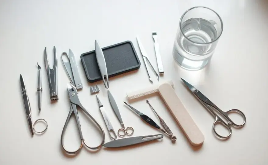 Jak skutecznie zdezynfekować przybory do manicure w domu – bezpieczne metody