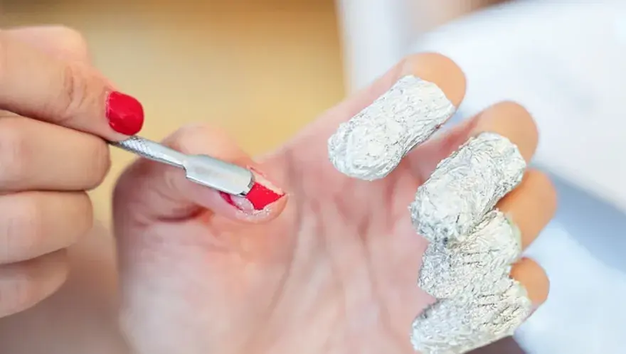 Jak bezpiecznie usunąć manicure hybrydowy w domu bez uszkodzenia paznokci