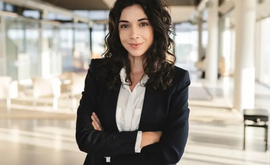 Jaka fryzura do garnituru damskiego, aby wyglądać elegancko i profesjonalnie?