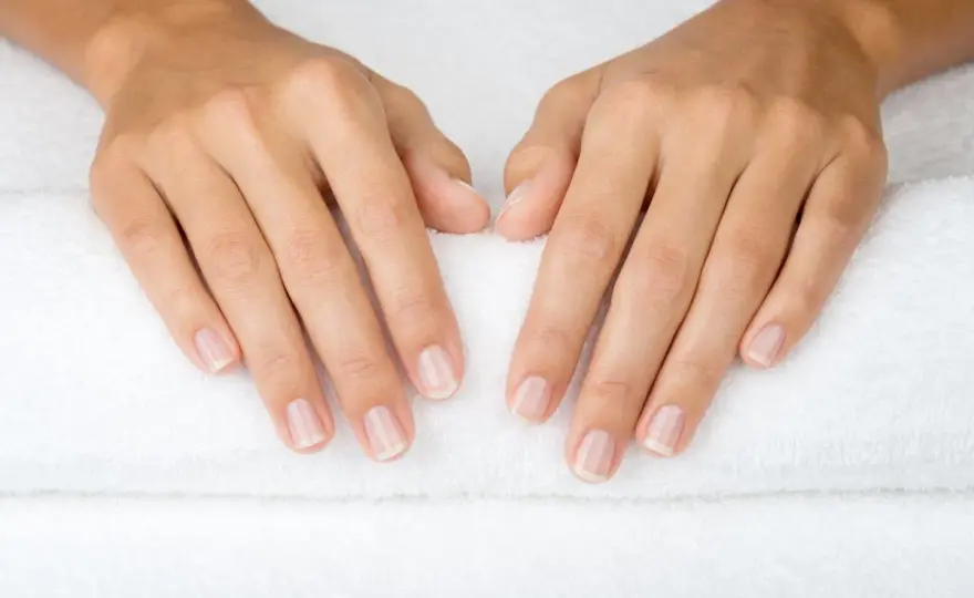 Ile trwa manicure japoński? Sprawdź, jak długo zajmuje cały zabieg i etapy