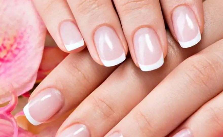 Ile kosztuje manicure francuski i jak uniknąć przepłacania za usługę